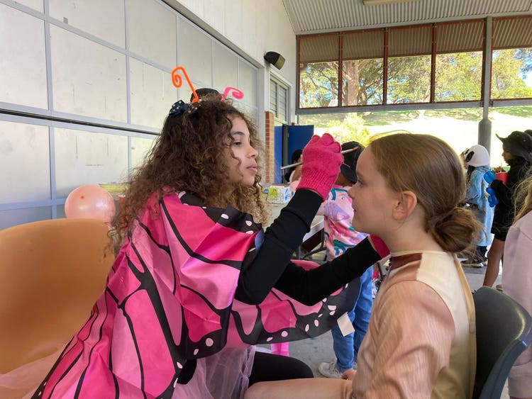 Face painting at a market day.