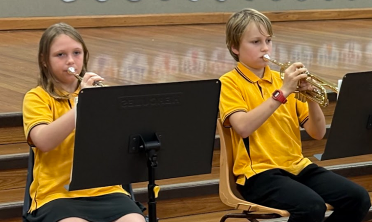 Chidren playing trumpets