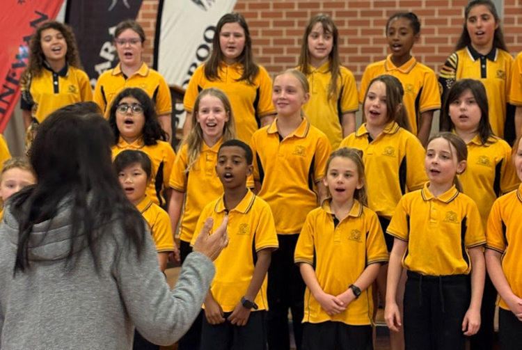 chlldren at choir rehearsal